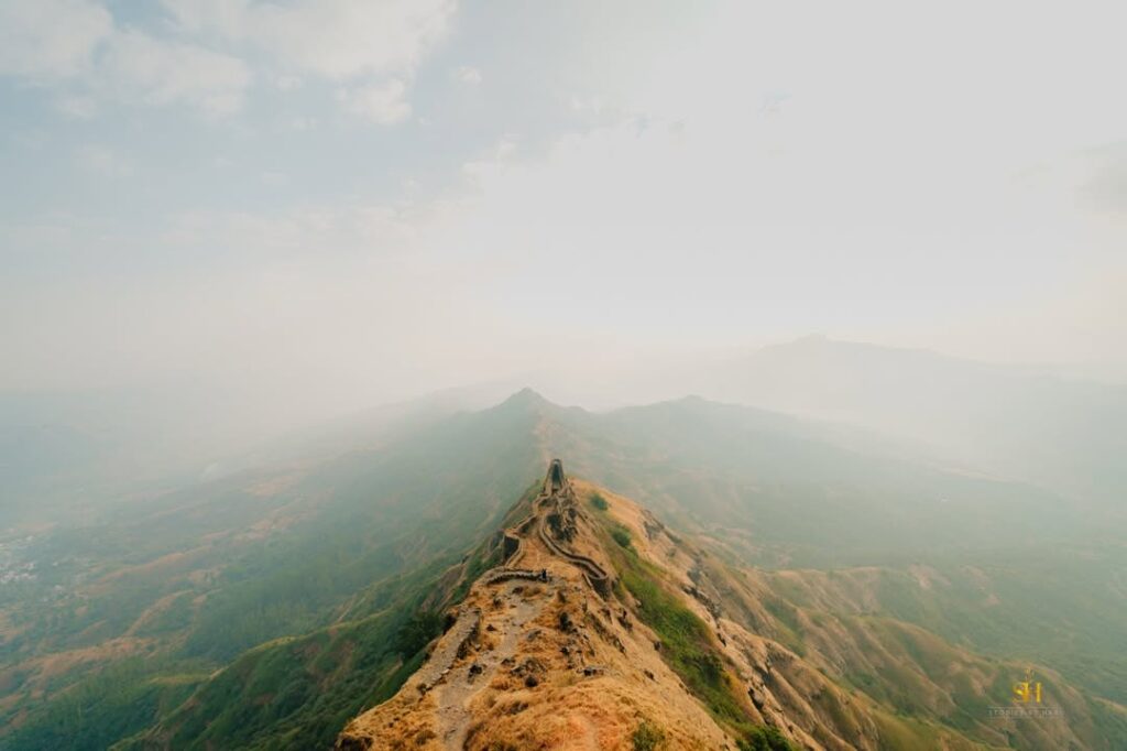 नवीन वर्षाची सुरुवात… 🎉लक्झरी हॉटेलमध्ये नाही, तर सह्याद्रीच्या कुशीत—तोरणा गडावर! 🏔️म (1)