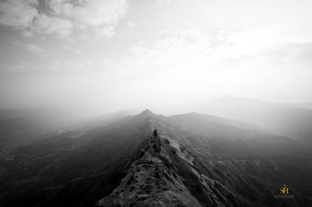 नवीन वर्षाची सुरुवात… 🎉लक्झरी हॉटेलमध्ये नाही, तर सह्याद्रीच्या कुशीत—तोरणा गडावर! 🏔️म (4)